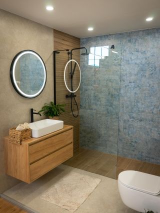 Vzorová koupelna AKUREIRI V – inspirovaná nádherným a chladným Islandem. 🌍❄️ Elegantní kombinace vzorovaných dlažeb,...