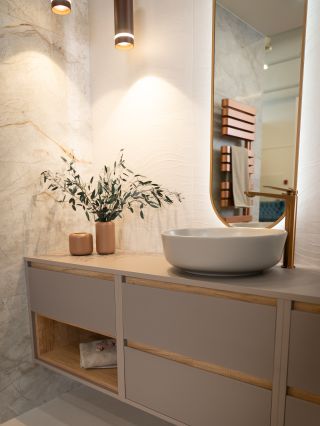 Toto je Aurora V – vzorová koupelna v Brně, která spojuje přírodní materiály, jemné barvy a výrazné detaily do prostoru,...