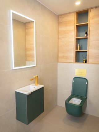 I malá koupelna může vypadat skvěle. 💚 LIMEA V to dokazuje na první pohled — hravé barevné detaily, chytrá nika, světlé...