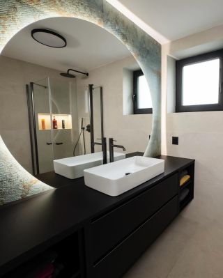 Tuto koupelnu jsme realizovali u youtubera MenTa. 🎥🛁 Interiér stojí na výrazném kontrastu světlých a černých prvků, které...