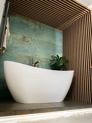 Unikátní obklady v imitaci mědi, černé kovové detaily a promyšlený design. To je vzorová koupelna PONTE GREEN V! 🛁...