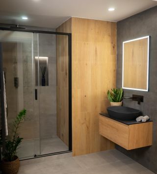 Představujeme vám koupelnu TAVILO V, která spojuje imitaci betonu s hřejivým dřevem. 🪵 Dřevěná stěna tvoří v jinak...