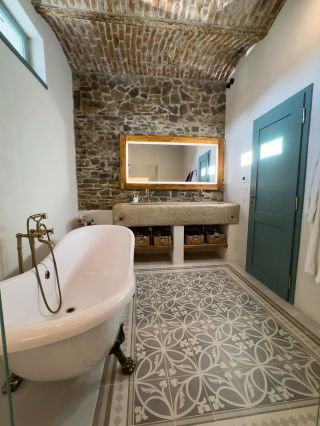 ✨ „Je to nejkrásnější místnost v domě. Když ukazuju statek známým, přicházím sem s velkou pýchou.“ Tak mluví o své nové...