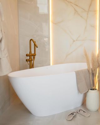 🛁 Hledáte ideální vanu do svého prostoru? Inspirujte se našimi tipy a objevte vany, které perfektně zapadnou do vašeho...