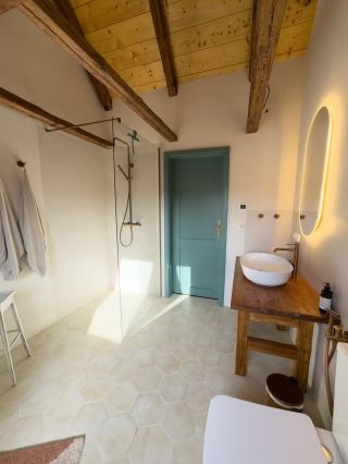 Druhá koupelna u @martinapartlova vznikla jako prostor pro hosty a k dětskému pokoji. Nese se v duchu lehkosti,...