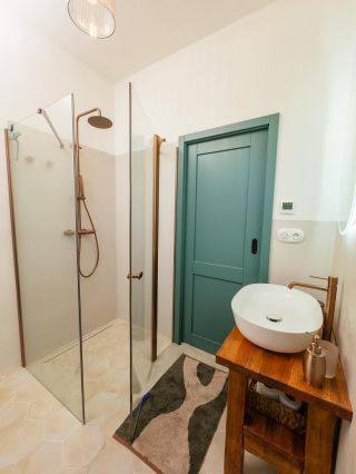 ✨ Třetí koupelna Martiny Pártlové je důkazem, že i menší prostor může mít neobyčejný styl. Mosazné detaily, hexagonální...